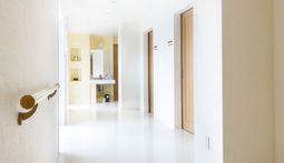 白と黄色の洗練廊下