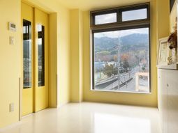 明るい空間と窓越しの景色