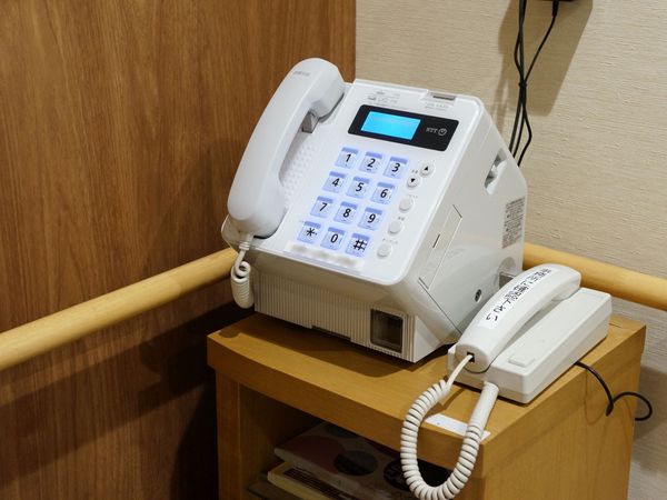 電話機と木製の台