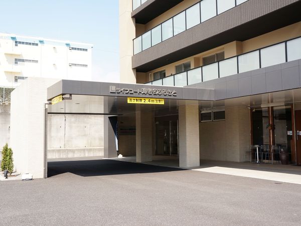 モダンな建物のエントランス