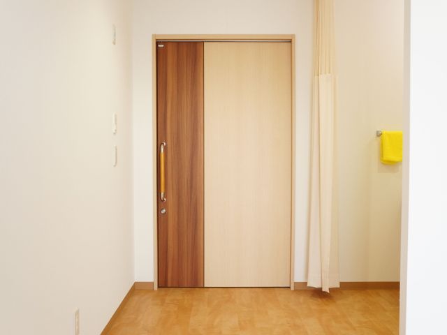 落ち着いた色の居室扉