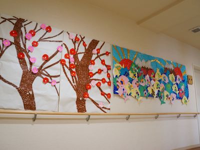 壁に飾られたカラフルな手作りアート