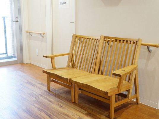 廊下の木製ベンチ
