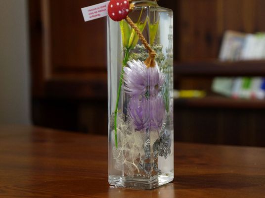 紫の花が生けられた瓶