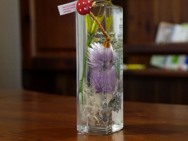 紫の花が生けられた瓶