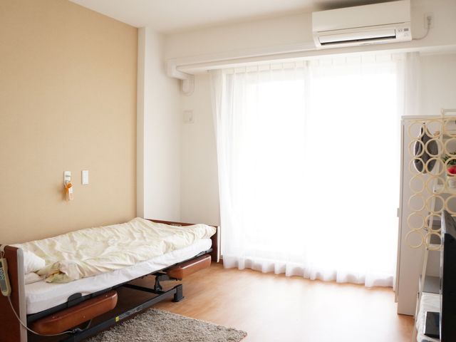 明るい個室の居室