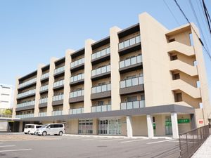現代的な多階層建物の外観