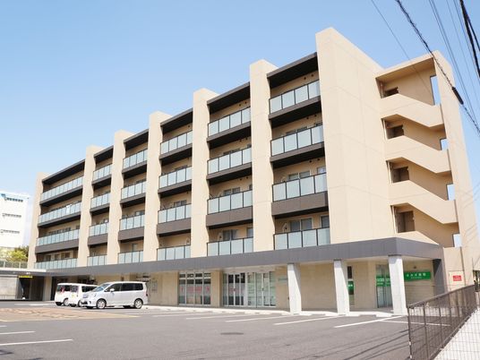 現代的な多階層建物の外観