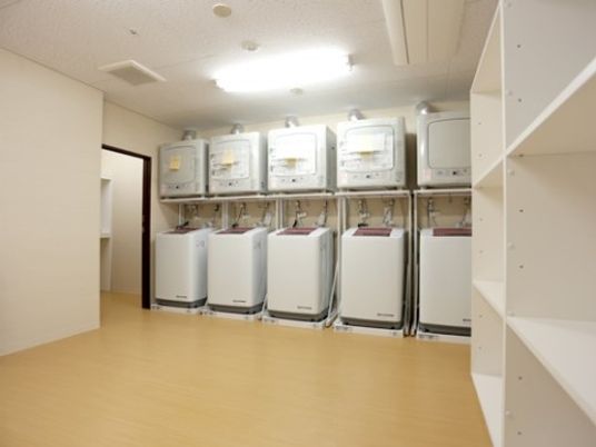 清潔なコインランドリー室