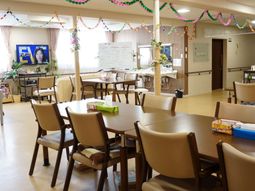 明るい共用ダイニングルーム