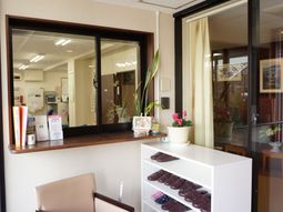 明るいフロントの様子