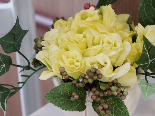 明るい黄色の造花の花瓶