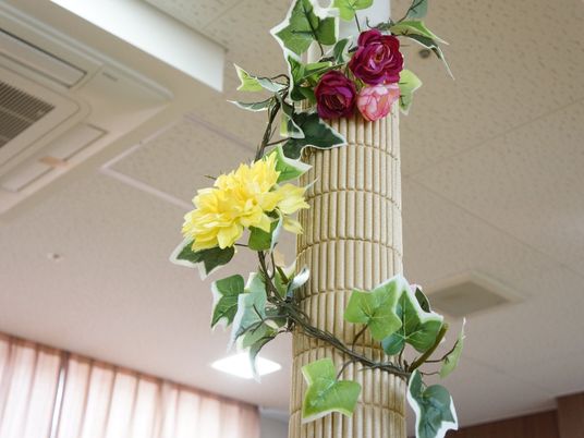 柱に彩られた造花装飾