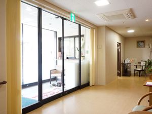エントランスの明るい空間