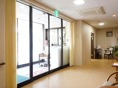 エントランスの明るい空間