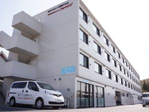 明るい施設の外観