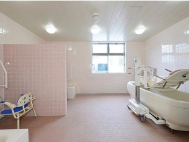 設備整った明るい浴室 浴室 明るく広々とした浴室で、ご利用者様へ心地よい入浴サポートを行っています。