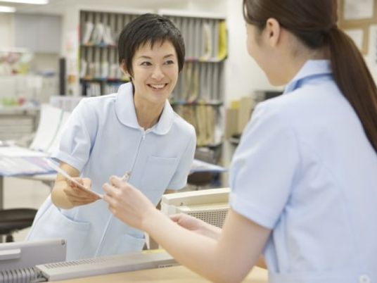 笑顔で会話するスタッフ