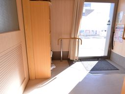 日差し入る玄関エリア