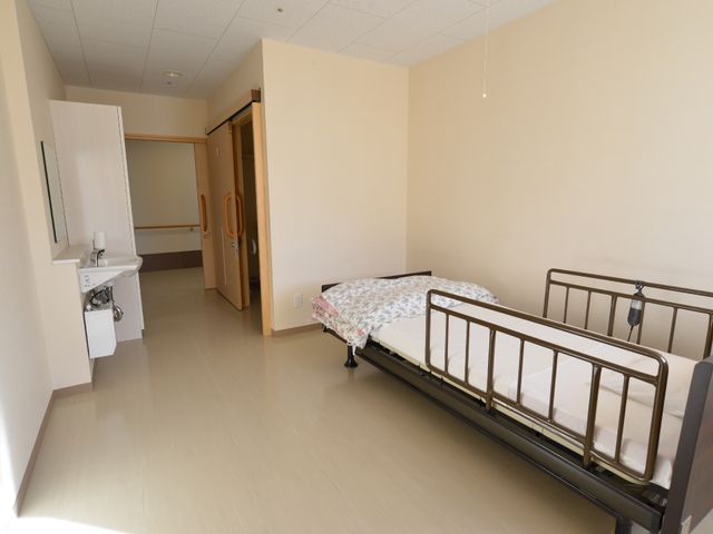 居室の明るい空間 部屋 ゆったりとした造りで、落ち着いた雰囲気の個室です。日々の生活に必要な設備が整い、快適な空間を提供しています。