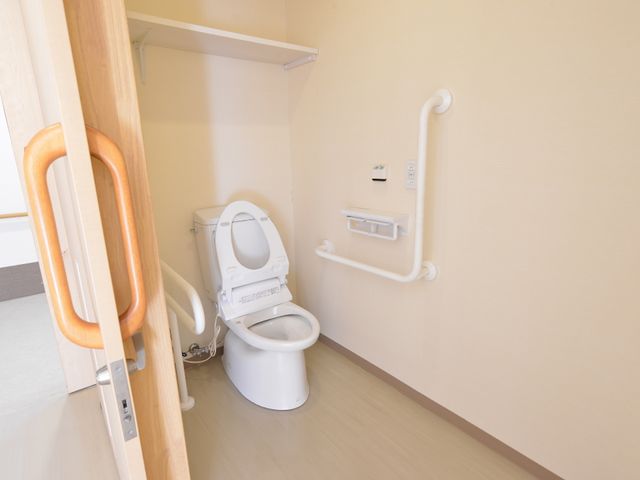バリアフリートイレ設備 トイレ 安全に配慮されたトイレは、手すりが完備され心地よい使い心地です。清潔感があり、快適にお過ごしいただける環境が整っています。