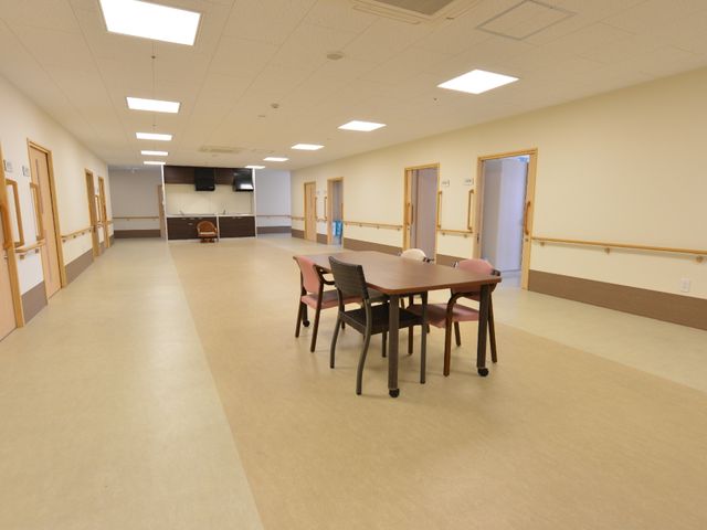 広々とした多目的室 大広場２ ゆとりのある広さと明るい照明の多目的室です。テーブルを囲んで、心地よい交流の時間を過ごすことができます。