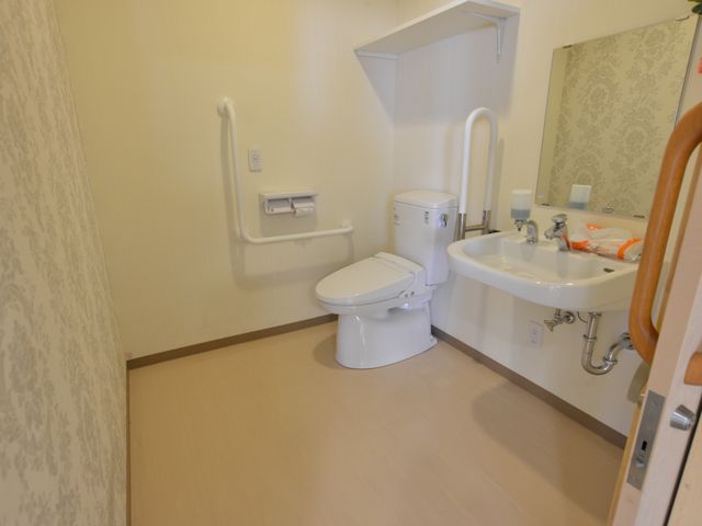 バリアフリートイレ設備 トイレ 手すり付きの安全なトイレ設備が整っており、日々の生活をサポートしています。すべての方が安心してご利用いただける環境です。