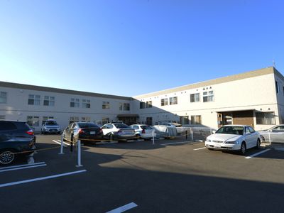 明るい一日の施設外観