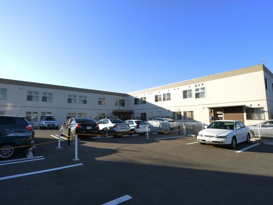 明るい一日の施設外観