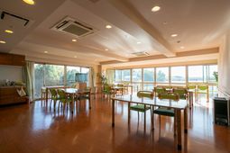 明るい食堂空間