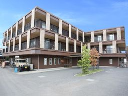 多階層の建物エントランス