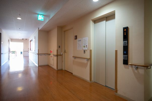 廊下の明るい空間