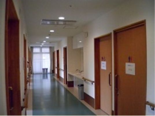 廊下の明るい風景