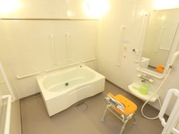 バリアフリー設計の浴室
