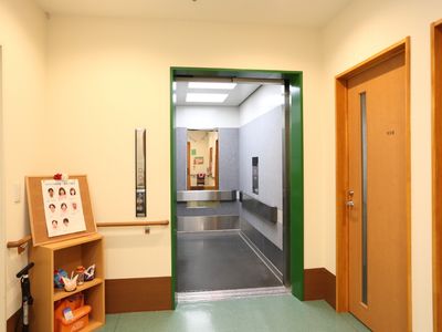 廊下とエレベーターの交差点