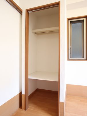 シンプルな洋室クローゼット