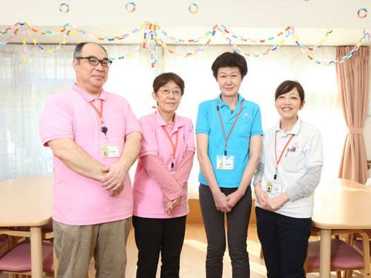 笑顔のスタッフ4人集合