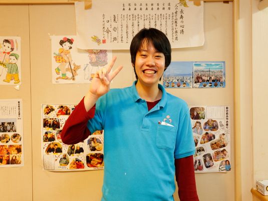 スタッフが笑顔でポーズ