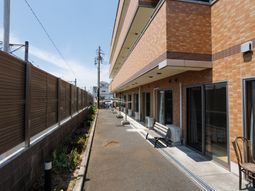 外のベンチが並ぶ施設