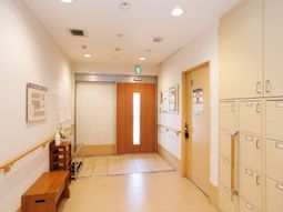 明るい施設の廊下