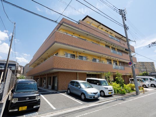 明るい外観の建物エントランス