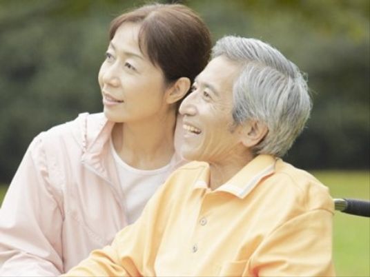 笑顔で寄り添う二人の肖像