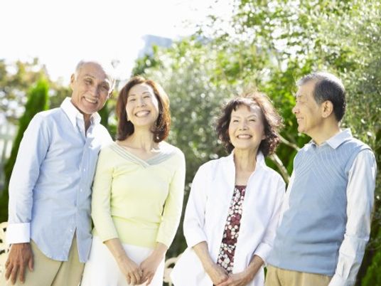 笑顔の高齢者グループ