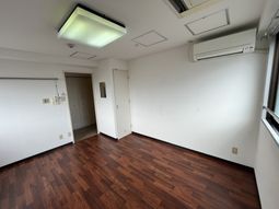 明るい居室の様子