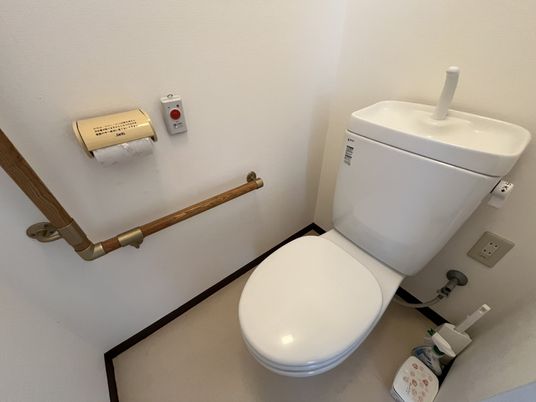 手すり付きの安全なトイレ