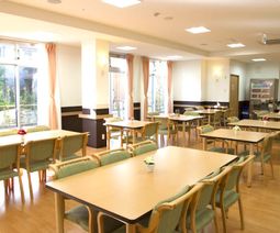 明るい食堂の様子