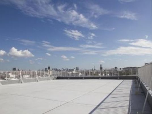 広々した屋上の風景