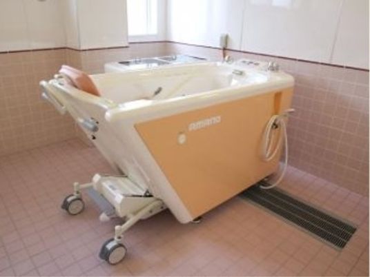 移動式浴槽のある浴室
