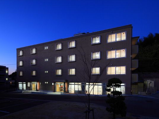 夕暮れ時の建物外観