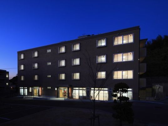 夜景に浮かぶ建物照明
